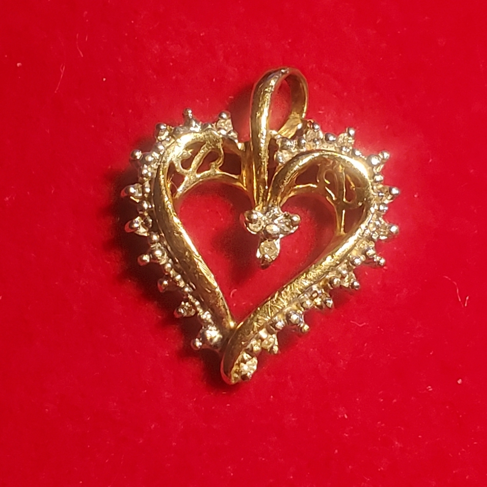 10k  gold Heard pendant  1.8 grms